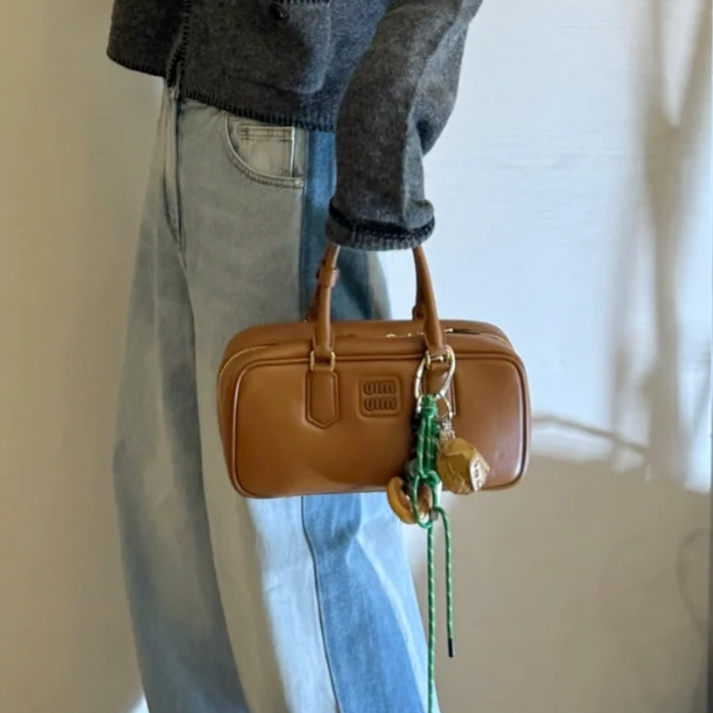 미우미우 아르카디 미디움 백 코냑