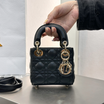 디올 레이디 마이크로 백 파우더 블랙