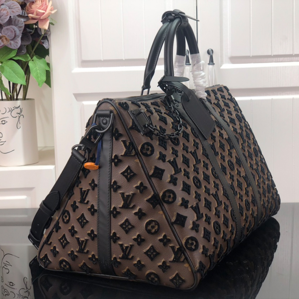 루이비통 키폴 트라이앵글 반둘리에 50 모노그램 터피타지 블랙 M45046