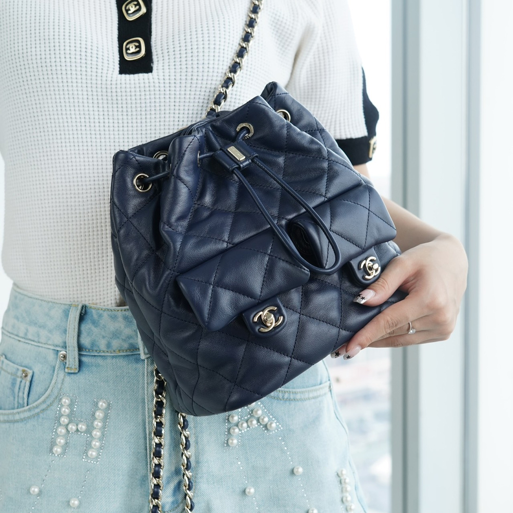 팬더샵 샤넬 카프스킨 투포켓 드로우스트링 버킷 백팩 네이비 금장