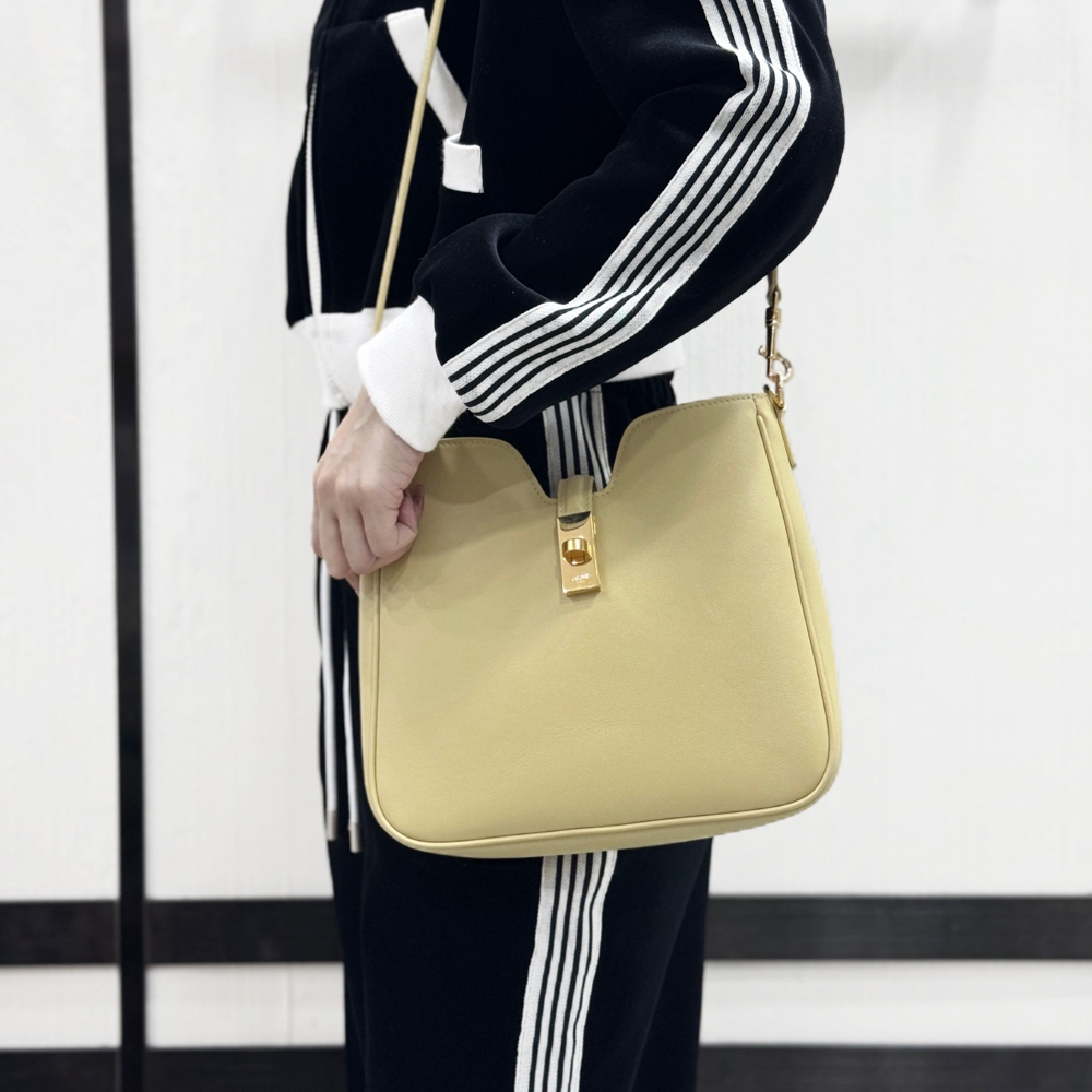 셀린느 스몰 카미유 16 소프트 백 스무스 카프스킨 스프링 옐로우