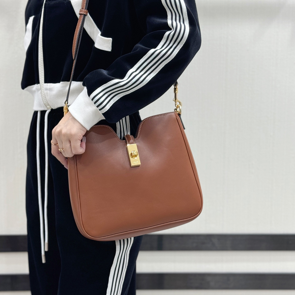 셀린느 스몰 카미유 16 소프트 백 스무스 카프스킨 브라운