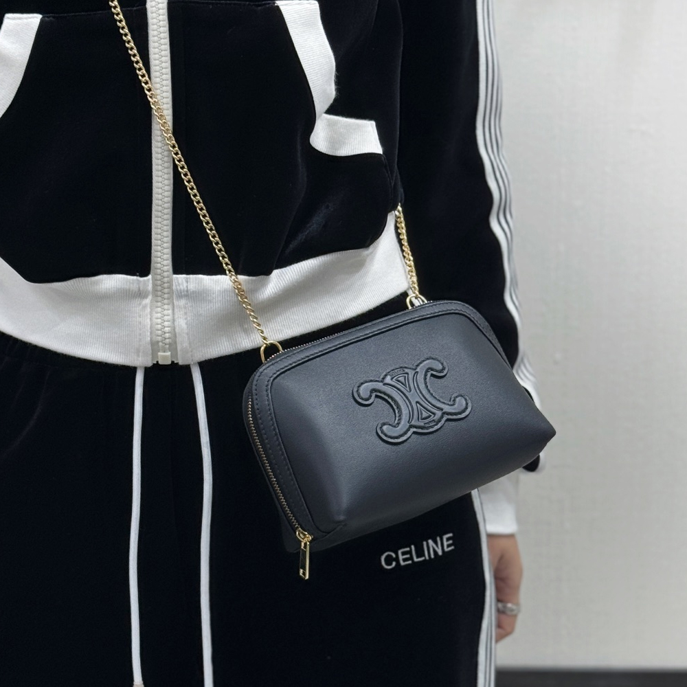 셀린느 25SS 트리오페 클러치 체인백 블랙 10E382