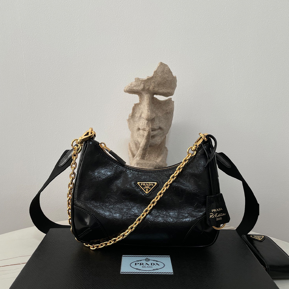 프라다 리에디션 2005 레더 백 블랙