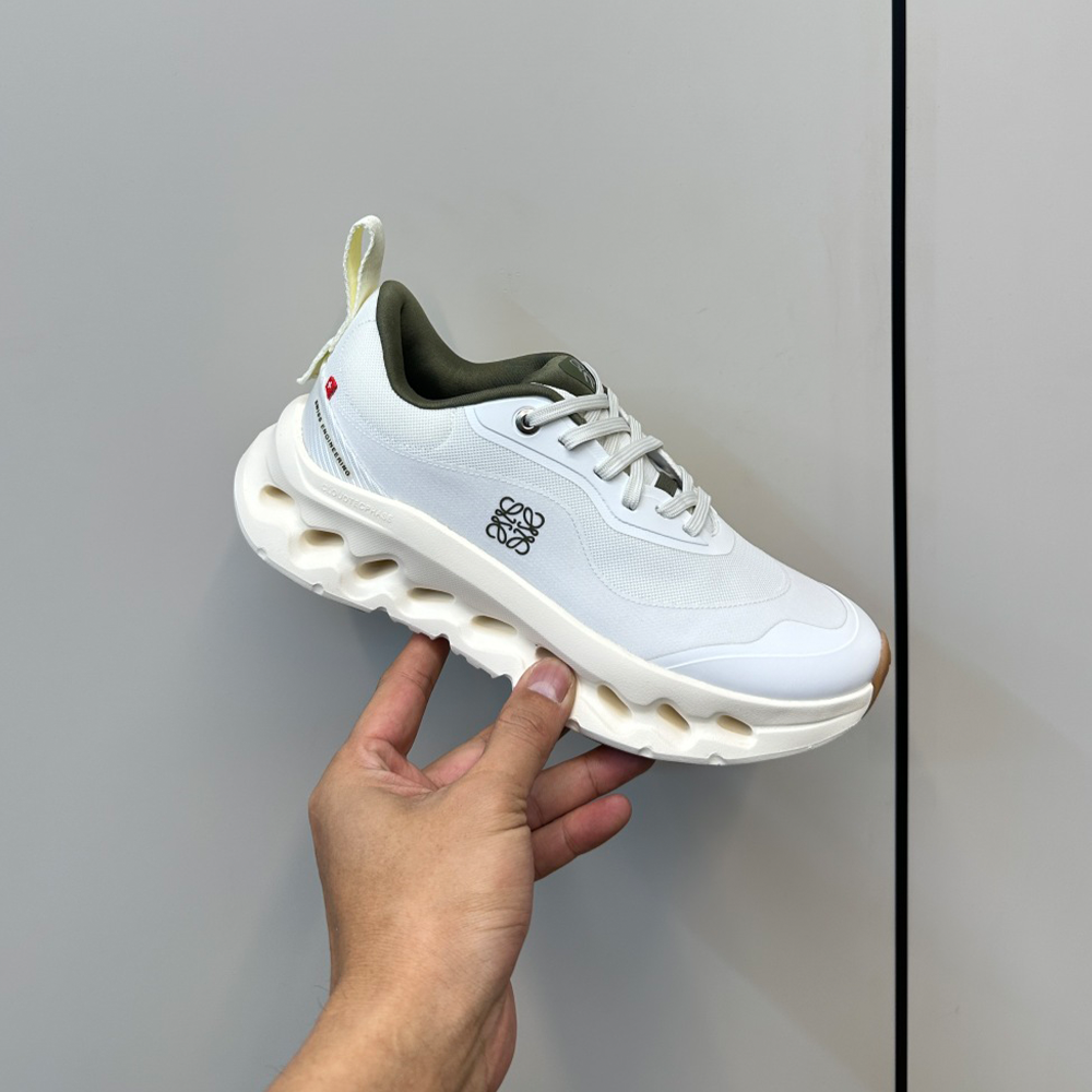 로에베 X 온 러닝 클라우드틸트 2.0 화이트