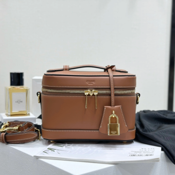 셀린느 샤이니 카프스킨 베니티백 탄 119463