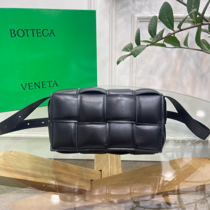 보테가베테타 미니 카세트백 블랙