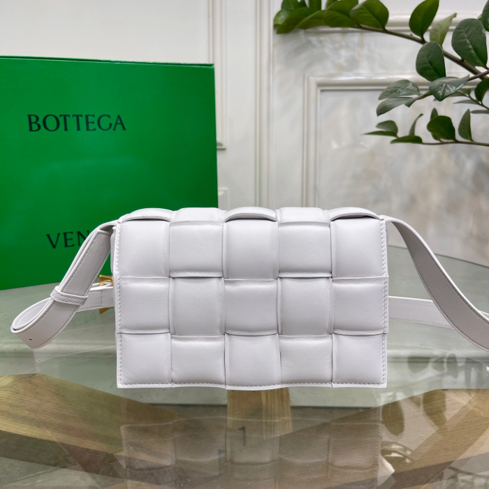 보테가베네타 인트레치아토 패딩카세트 숄더 백 화이트