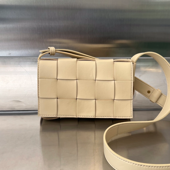 보테가베네타 카세트백 아이보리