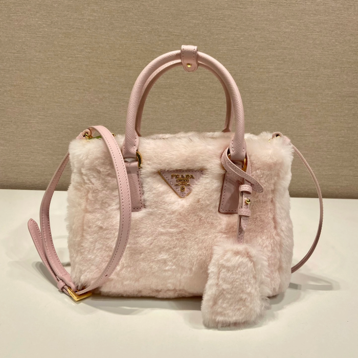 프라다 시어링 마이크로백 핑크