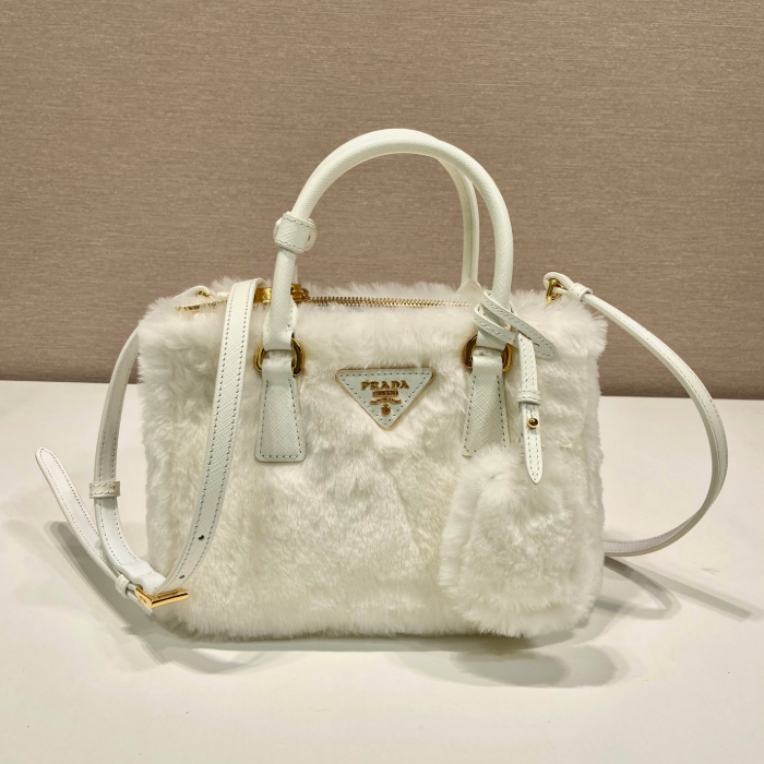 프라다 시어링 마이크로백 화이트