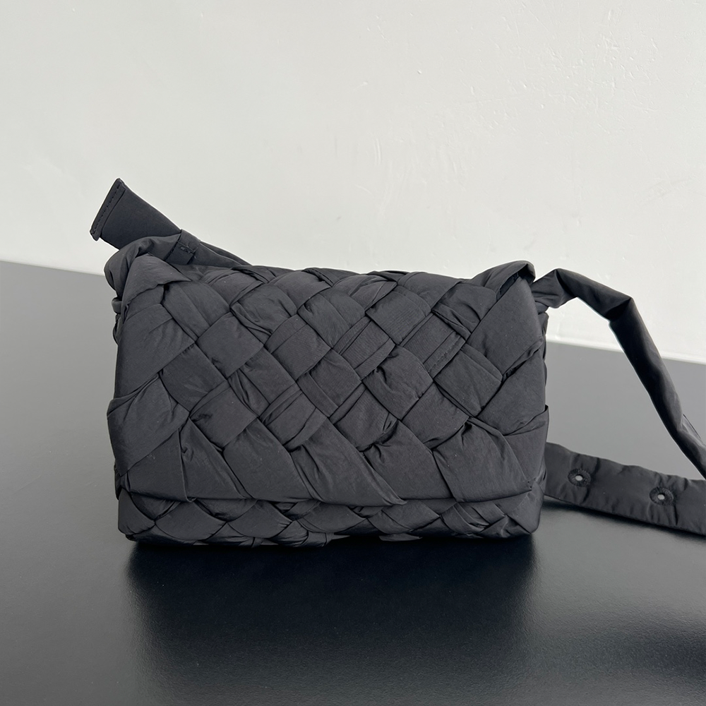 보테가베네타 럼플 메신저 백 블랙 795498