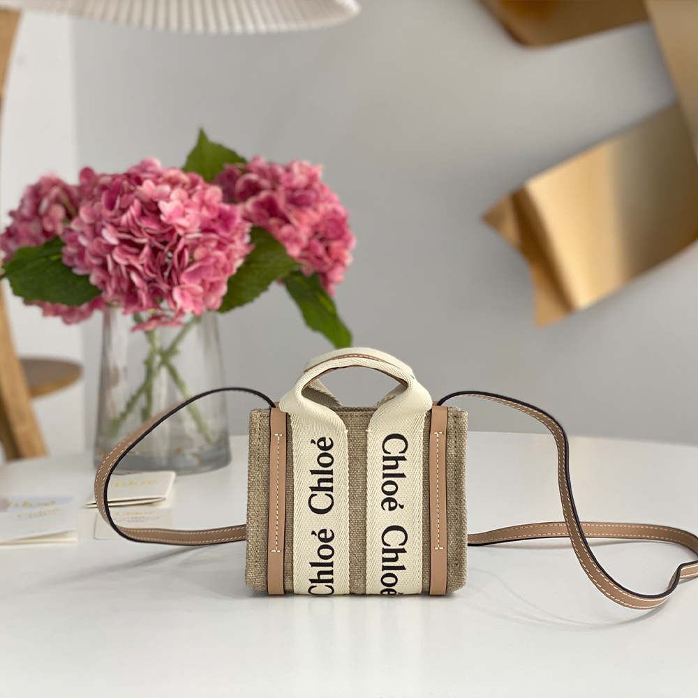 끌로에 우디 나노 탑 핸들 토트백 베이지