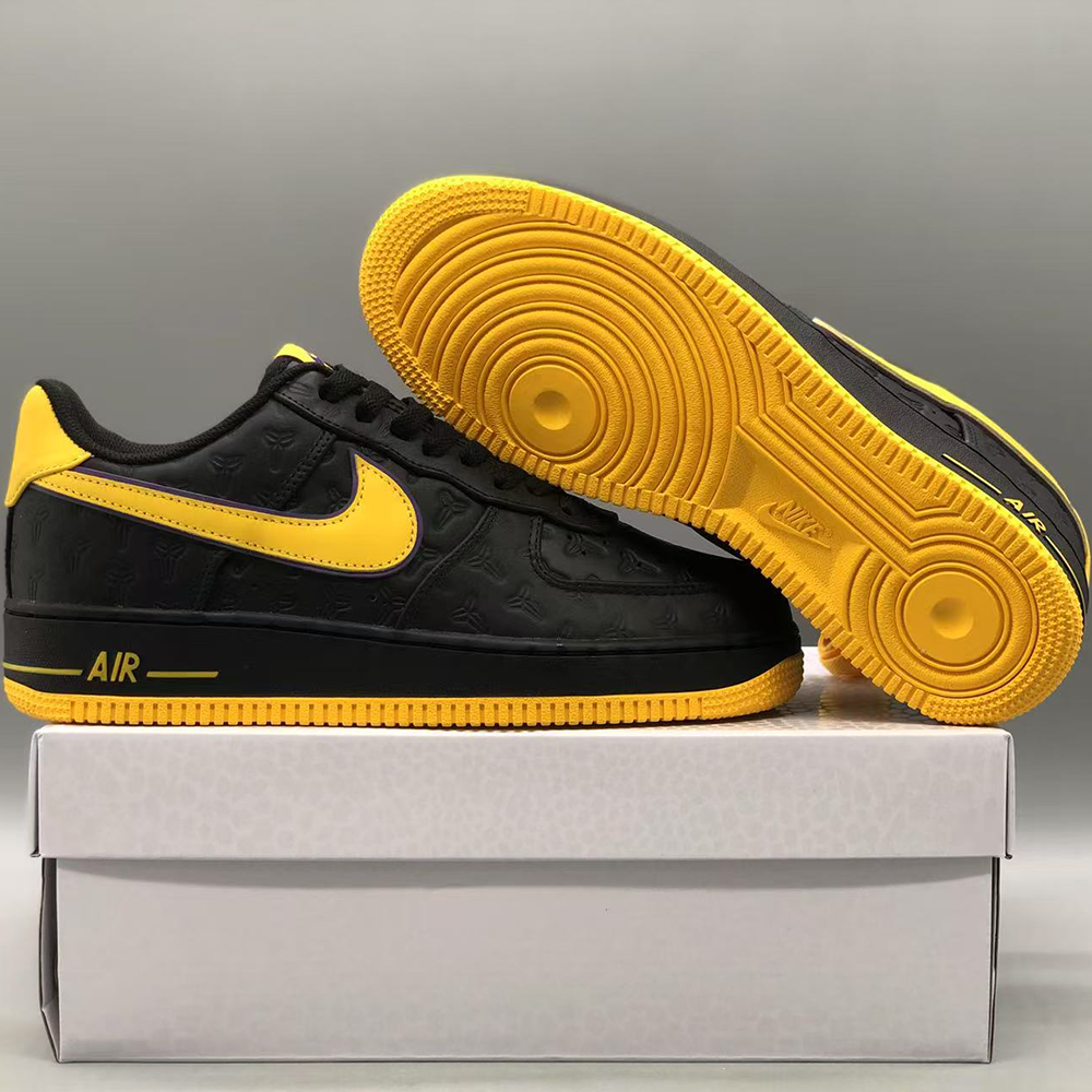 나이키 x 코비 에어포스 1 로우 QS 블랙 바시티 메이즈