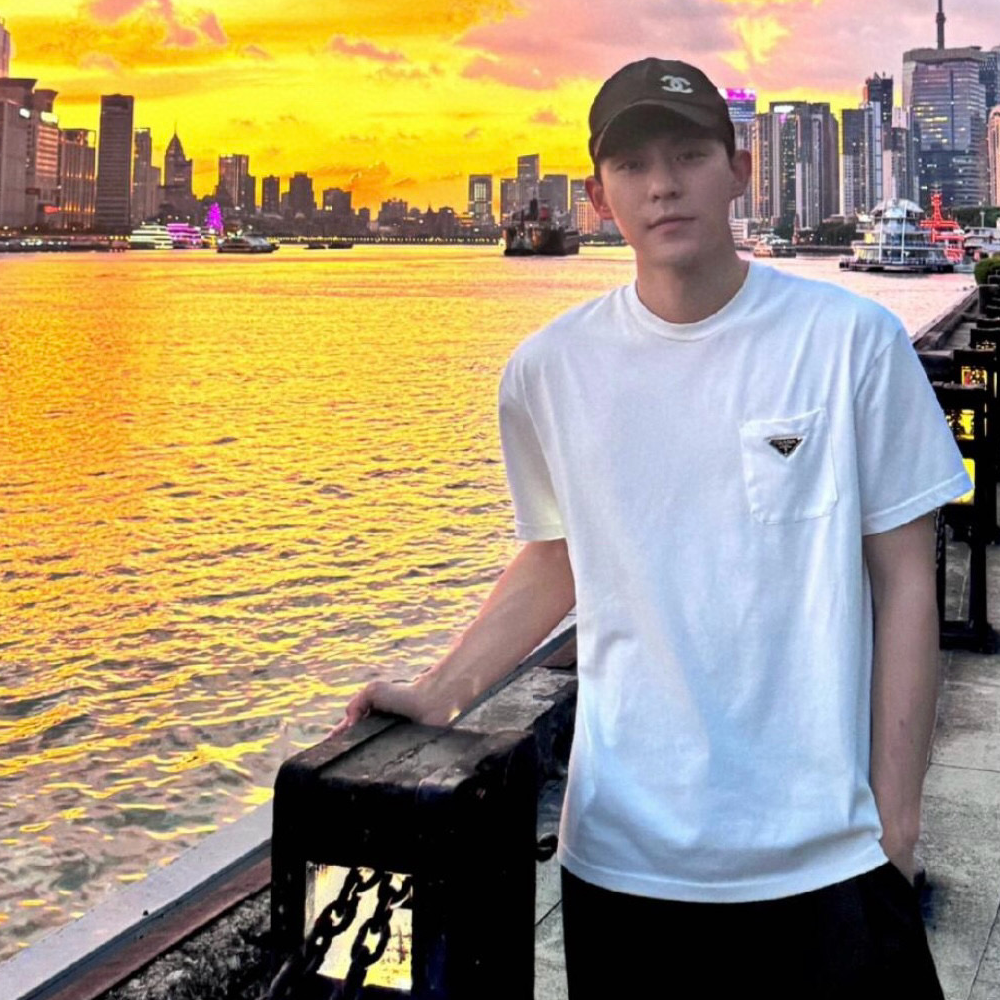 프라다 삼각 로고 포켓 반팔 티셔츠 화이트