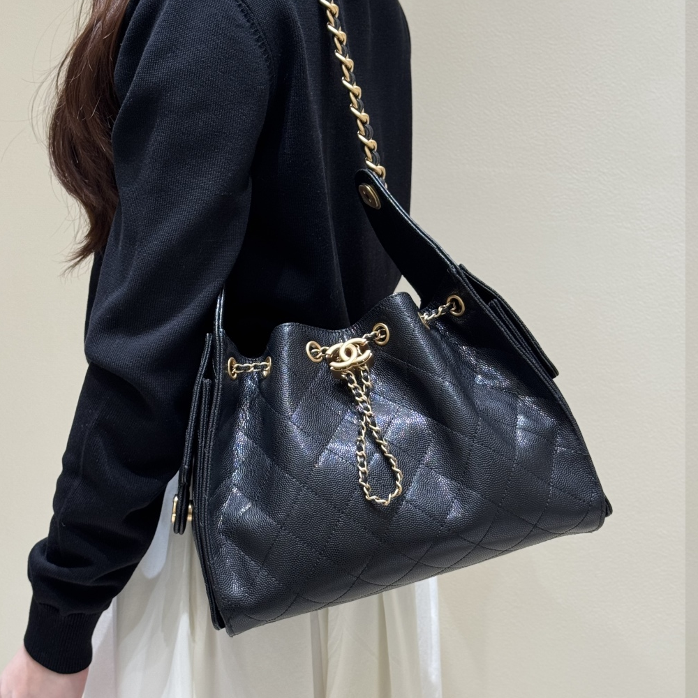 샤넬 25 스몰 핸드백 그레인드 카프스킨 & 골드 메탈 블랙