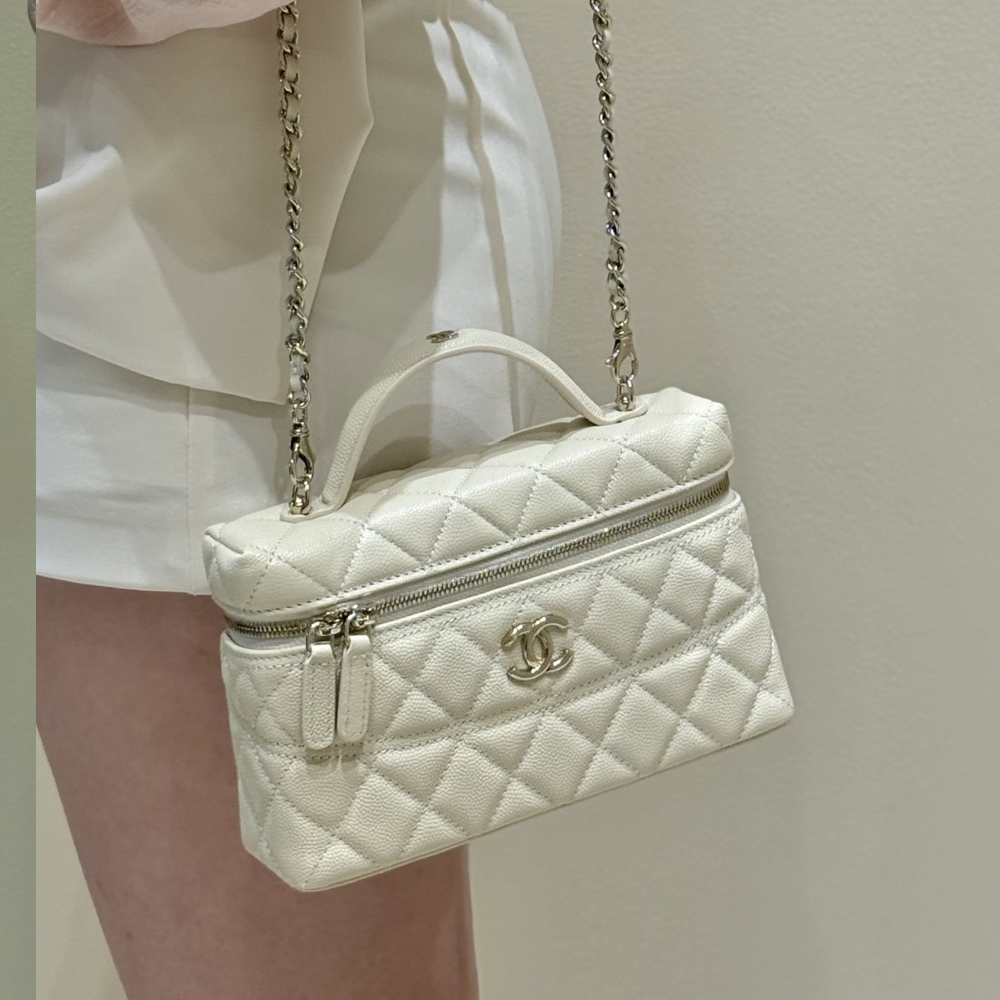 샤넬 롱 체인 코스메틱 케이스 램스킨 & 실버 메탈 화이트