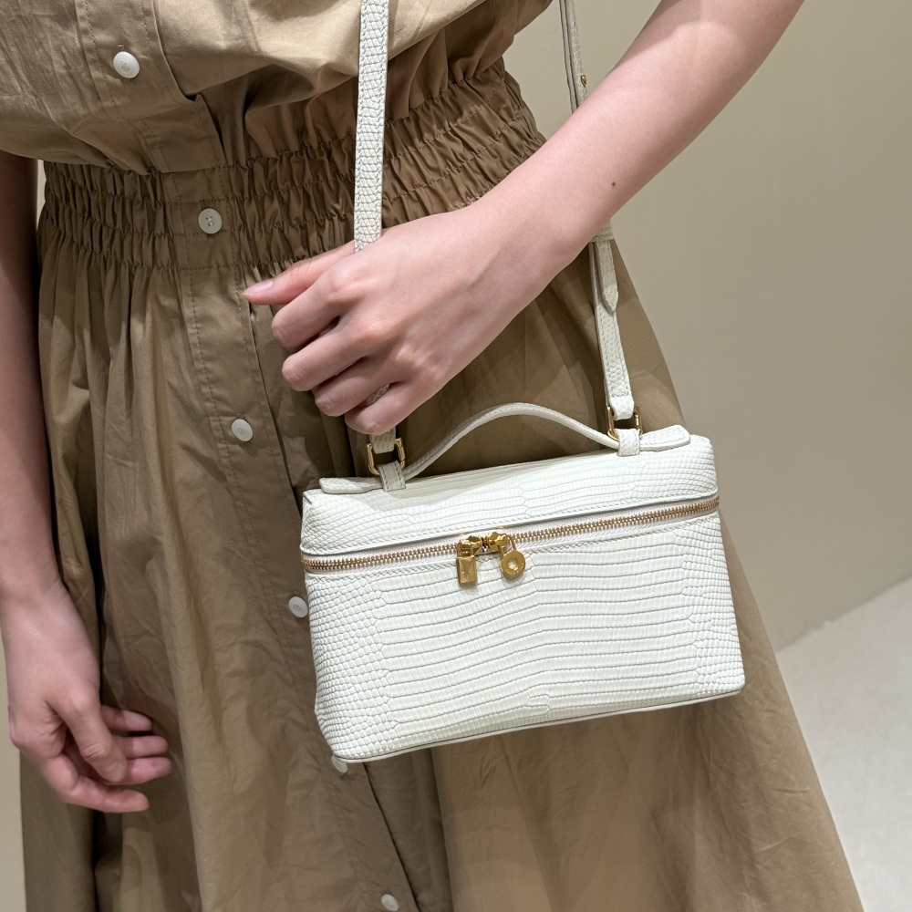 로로피아나 엑스트라 포켓 L19 화이트 리자드 가죽