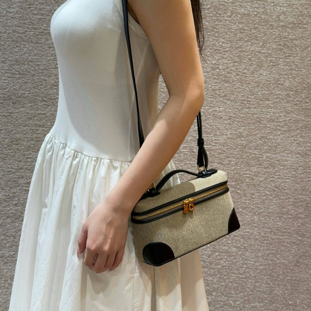 로로피아나 엑스트라 포켓 L19 데님 블랙 금장