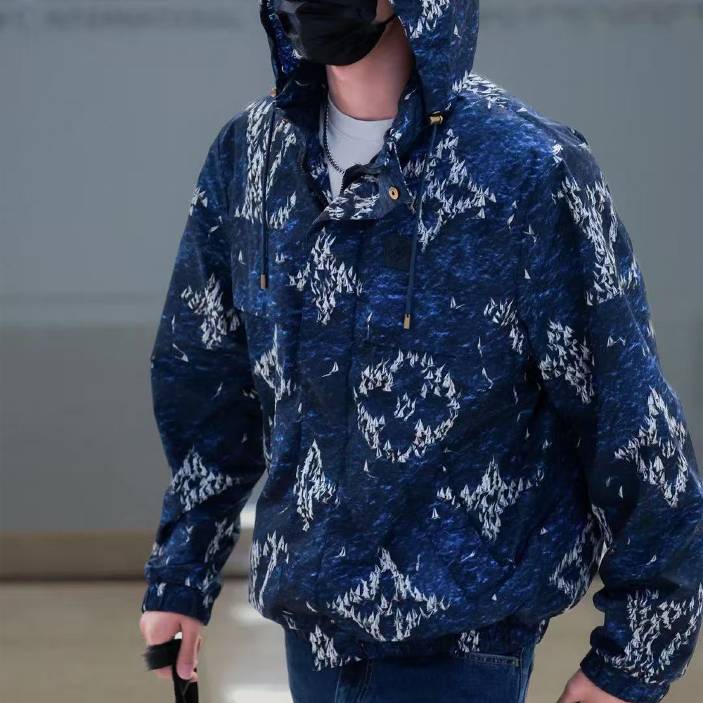 루이비통 프린티드 모노그램 윈드브레이커 1AHV30